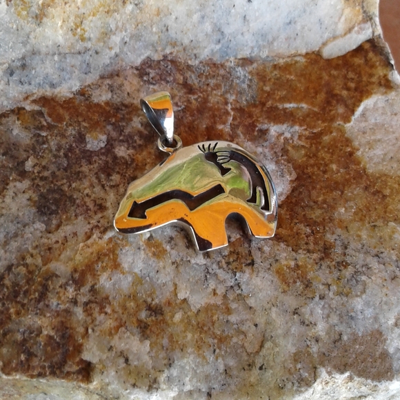 Sterling Silver Bear Fetish with Kokopelli pendant - Picture 6 of 7